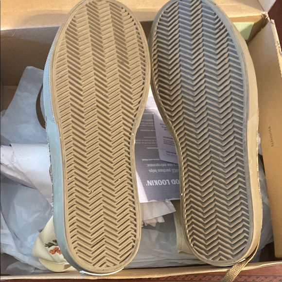 LIMITED Bangs W 8.5 Floral Embroidered High-Top Sneakers - Picture 2 of 6